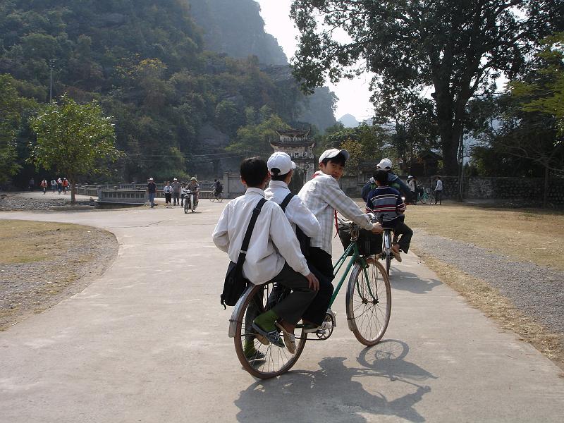 020-1- Hoa Lu- 3 sur 1 velo.JPG - Hoa Lu- Trois sur un vélo